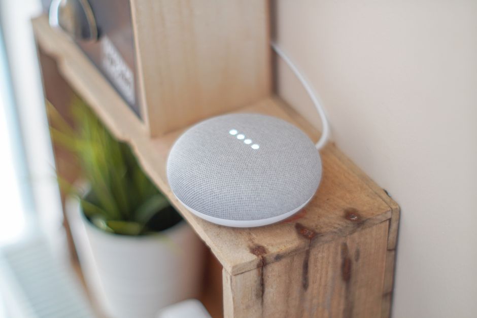 Prise connect&eacute;e hub & assistant vocal